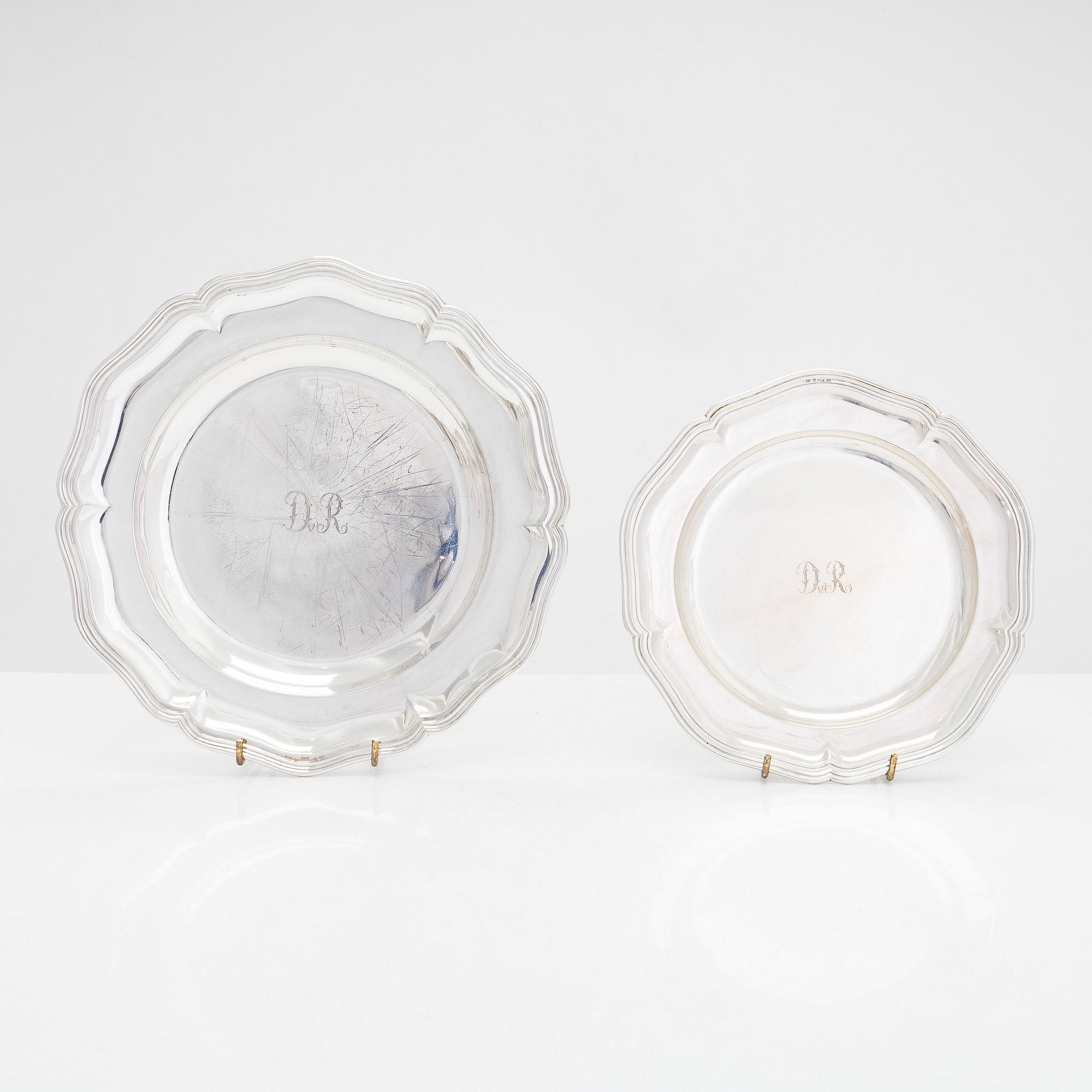 Uppläggningsfat, 4 st, och skålar, 2 st, silver, svenska, danska och finska stämplar 1918-1948, samt försilvrad coaster.