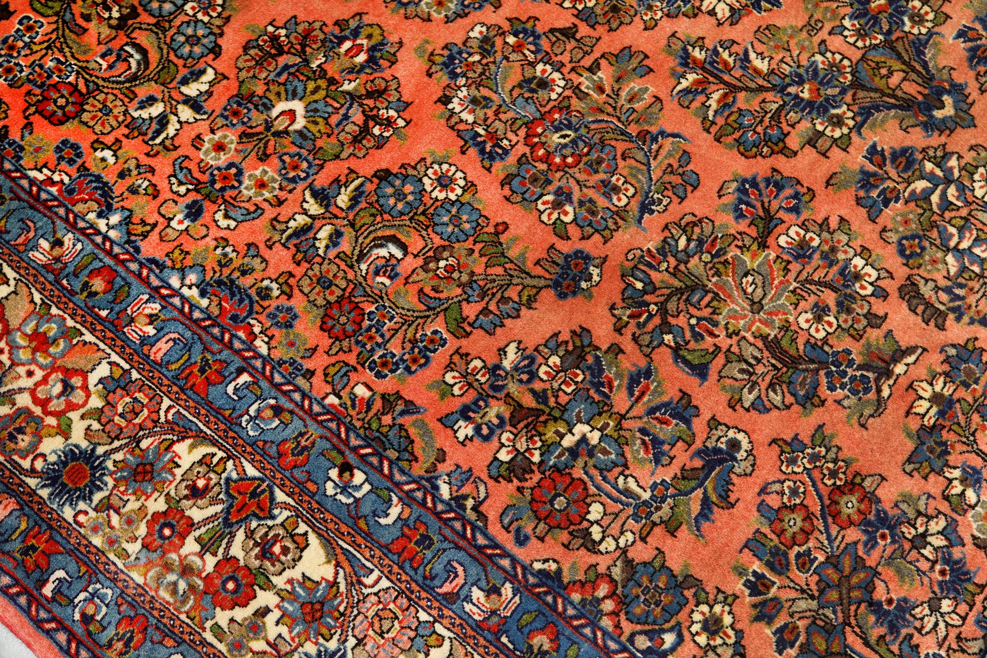 A Sarouk carpet, ca 258 x 210 cm.