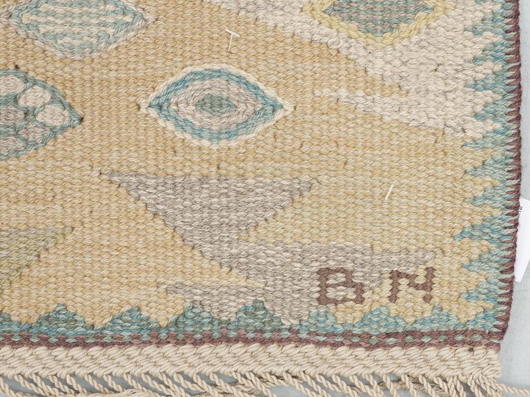 CARPET. "Tånga, ljus". 236 x 175,5 cm. Gobelängteknik (tapestry weave). Signed AB MMF BN.