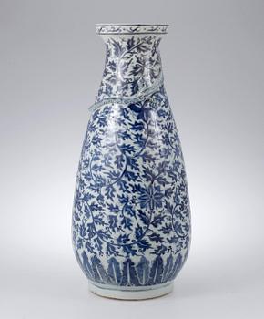 A large blue and white Qing dynasty vase (1644-1912).