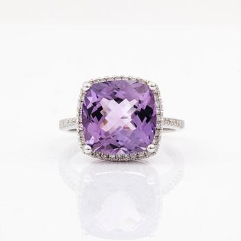 RING, 14K vitguld med ametist 3,85 ct och diamanter tot ca 0,30 ct. Vikt 4 gram.