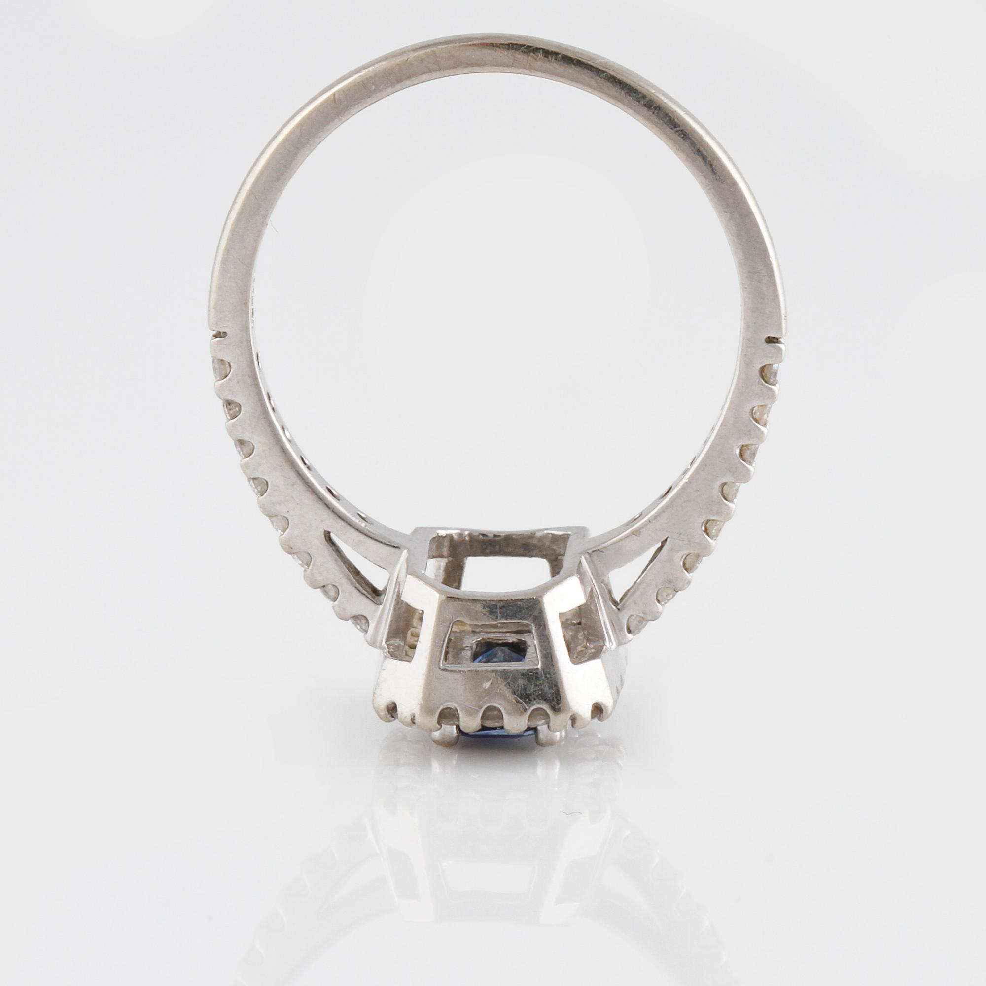 RING, 14K guld med briljantslipade diamanter samt fasettslipad blå safir. Vikt 3,8 gram.