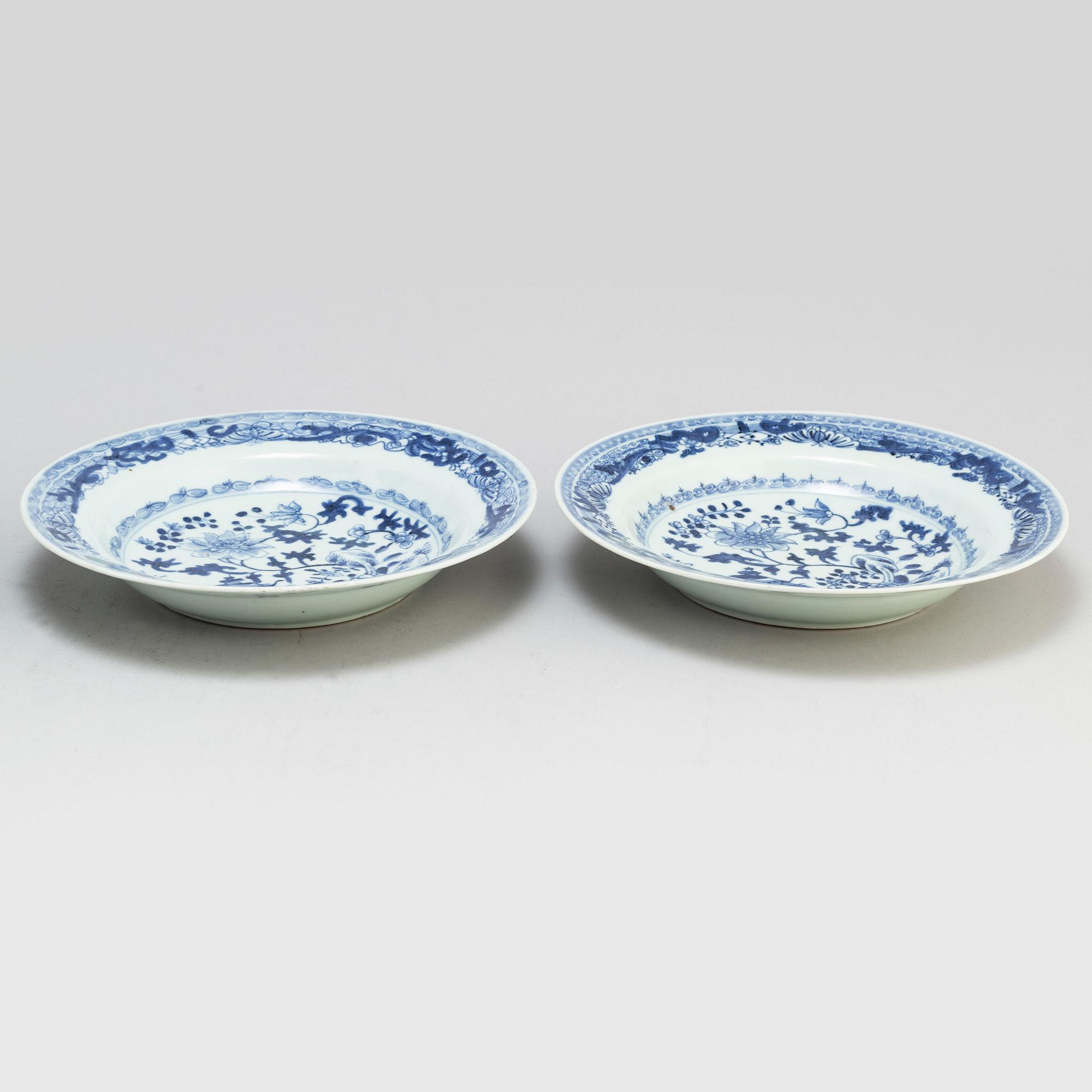 A blue and white export serving dish and three plates, Qing dynasty, Qianlong (1736-95).
