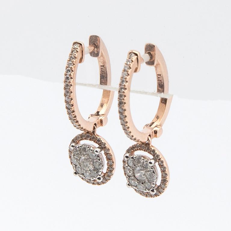 Örhängen, ett par, 14K roseguld med briljantslipade diamanter.