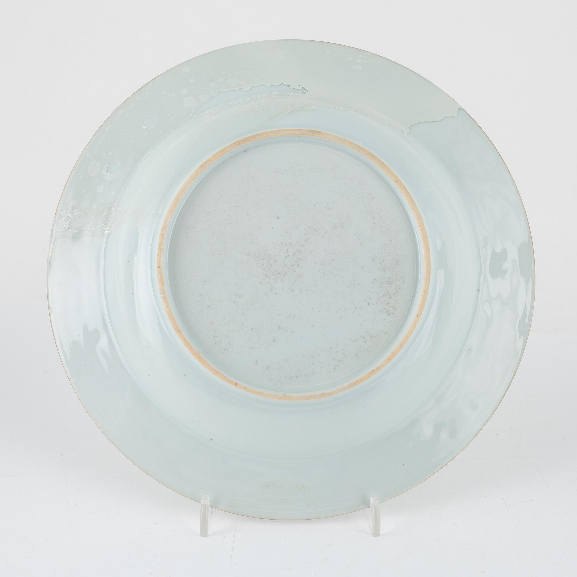 Vaser, ett par, porslin, Kina, 1900-tal samt tallrik, porslin, Kina, Qianlong (1736-95).