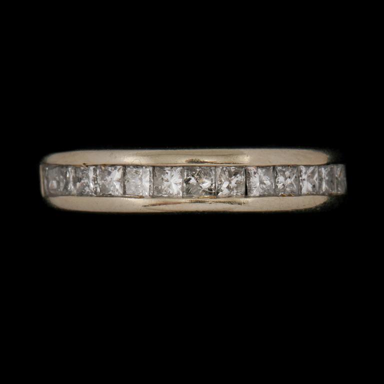 RING, 14k vitguld med 16 prinsesslipade diamanter, totalt ca 1.0 ct. Vikt 4 g.