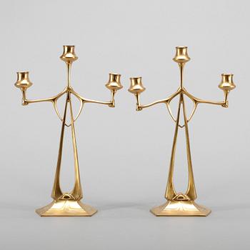 KANDELABRAR, ett par, gulmetall, jugendstil, 1900-tal.