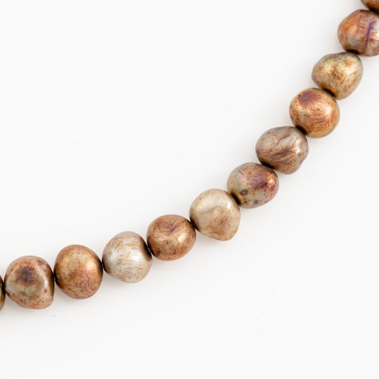 A Per Borup clasp in 18K gold with round brilliant-cut diamonds.