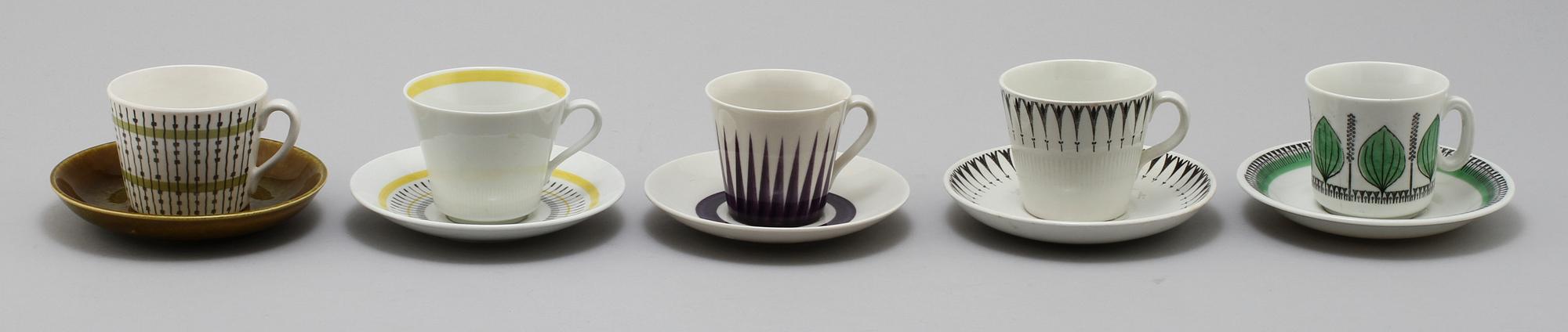 KAFFEKOPPAR MED FAT, 21 st, samt KARAFF, porslin, Rörstrand, Gustavsberg, Upsala-Ekeby samt Gefle.