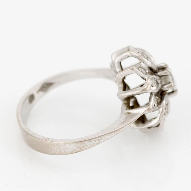 Ring, 18K white gold, star-shaped with diamonds.