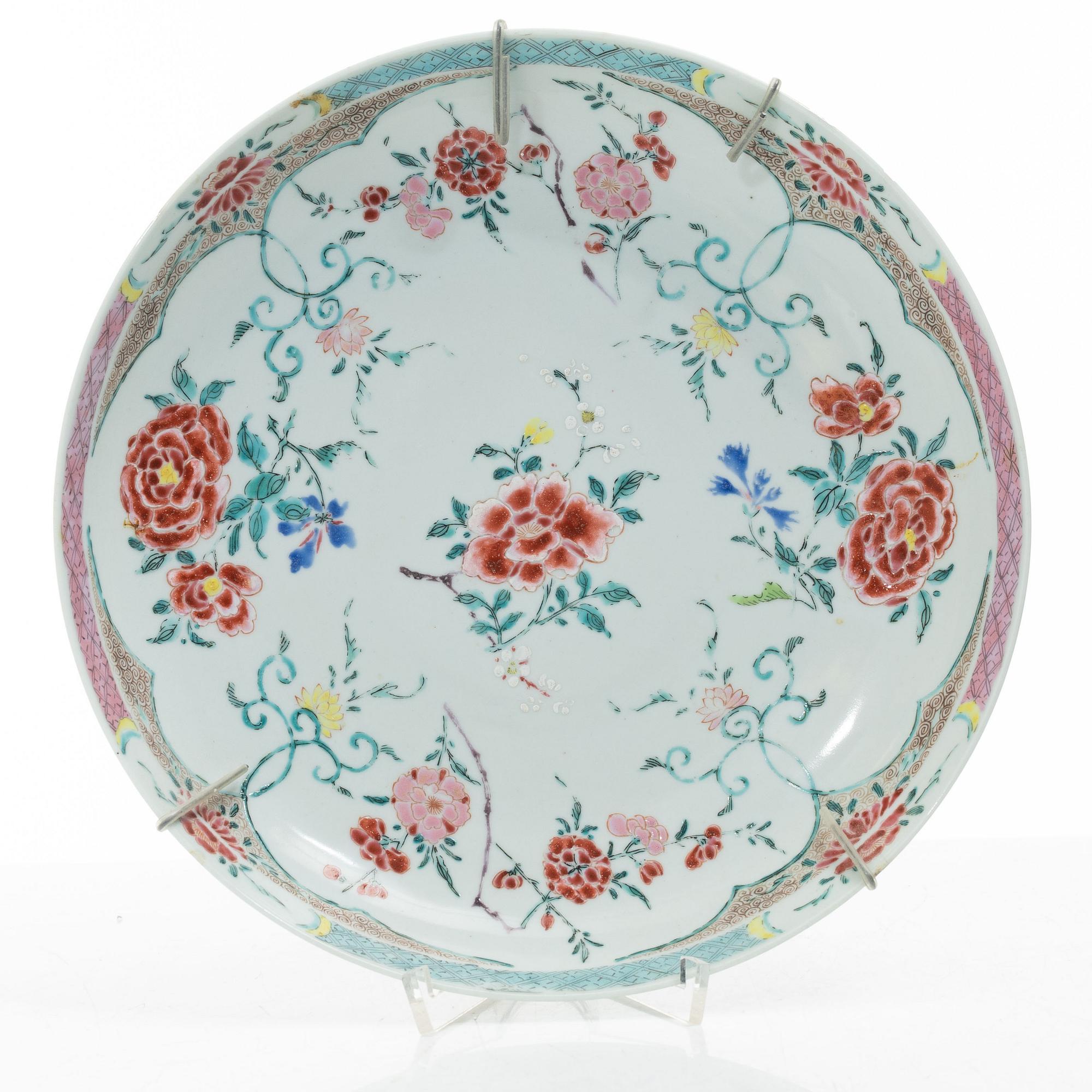 A set of three export porcelain plates and two dishes, Qing dynasty, Qianlong (1736-95).