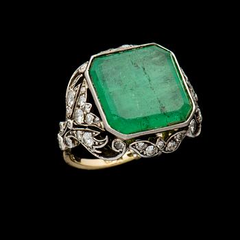 A RING, 18K gold, emerald, diamonds. Weight c. 6.2 g.