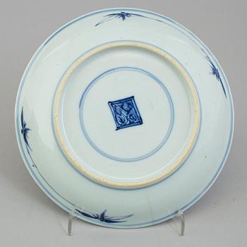 A SET OF EIGHT JAPANESE PORCELAIN PLATES, 19th/20th centry.