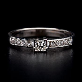 RING, vitguld 14K, mittsten princesslipad diamant 0,19 ct, sidostenar tot. 0,15 ct. Vikt 2,9 g.