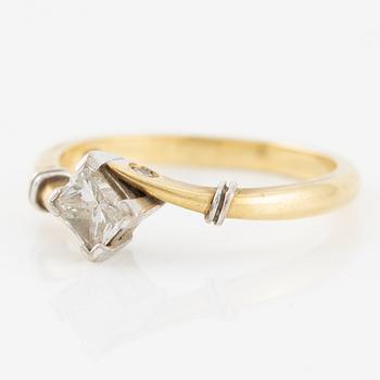 Ring 18K gold with princess-cut diamond.