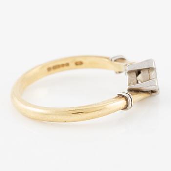 Ring 18K gold with princess-cut diamond.
