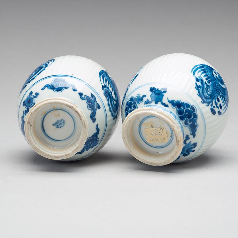 A pair of blue and white tea caddies, Qing dynasty, Kangxi (1662-1722).