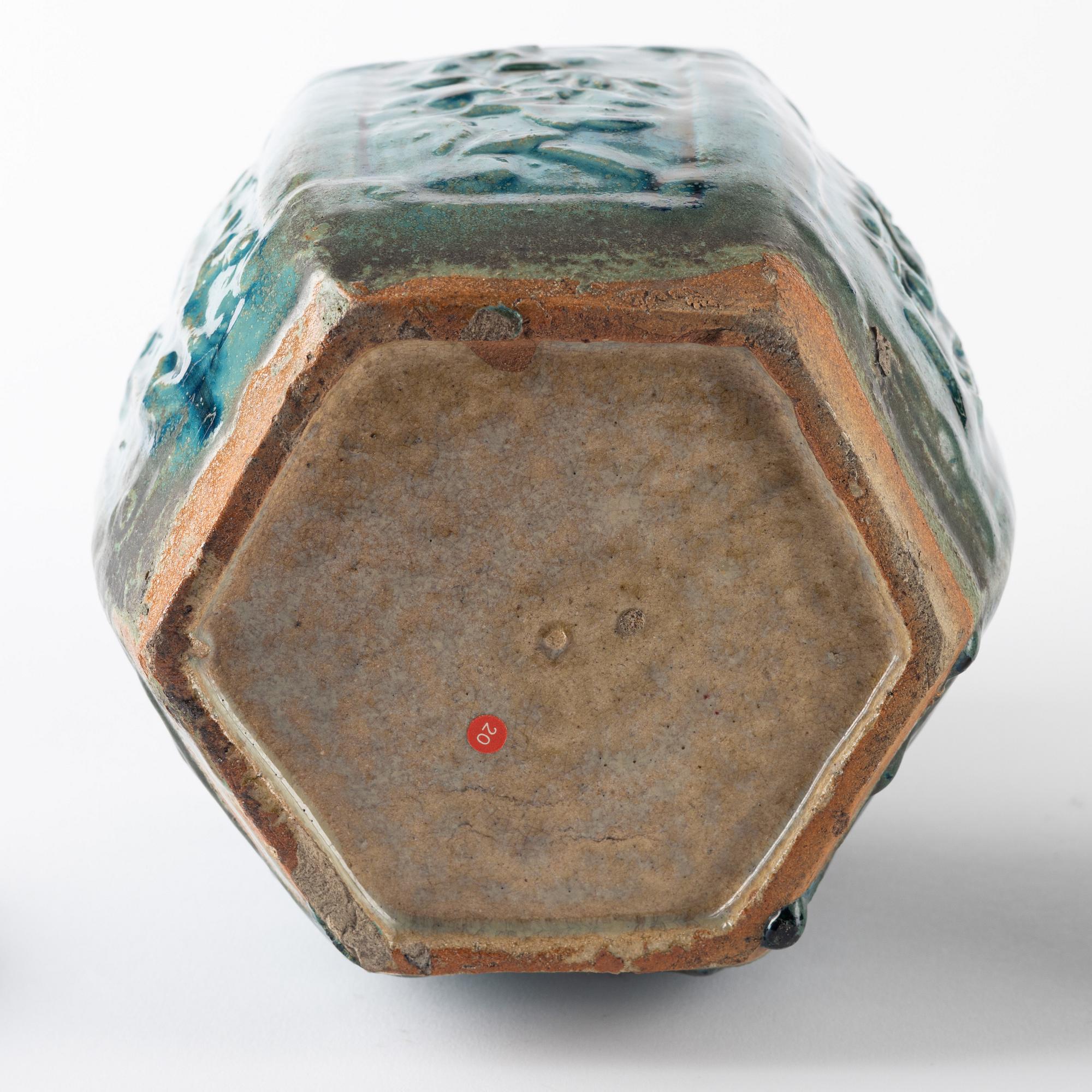 A green glazed jar and an olive glazed pot with handles, Qing dynasty, 19th Century.