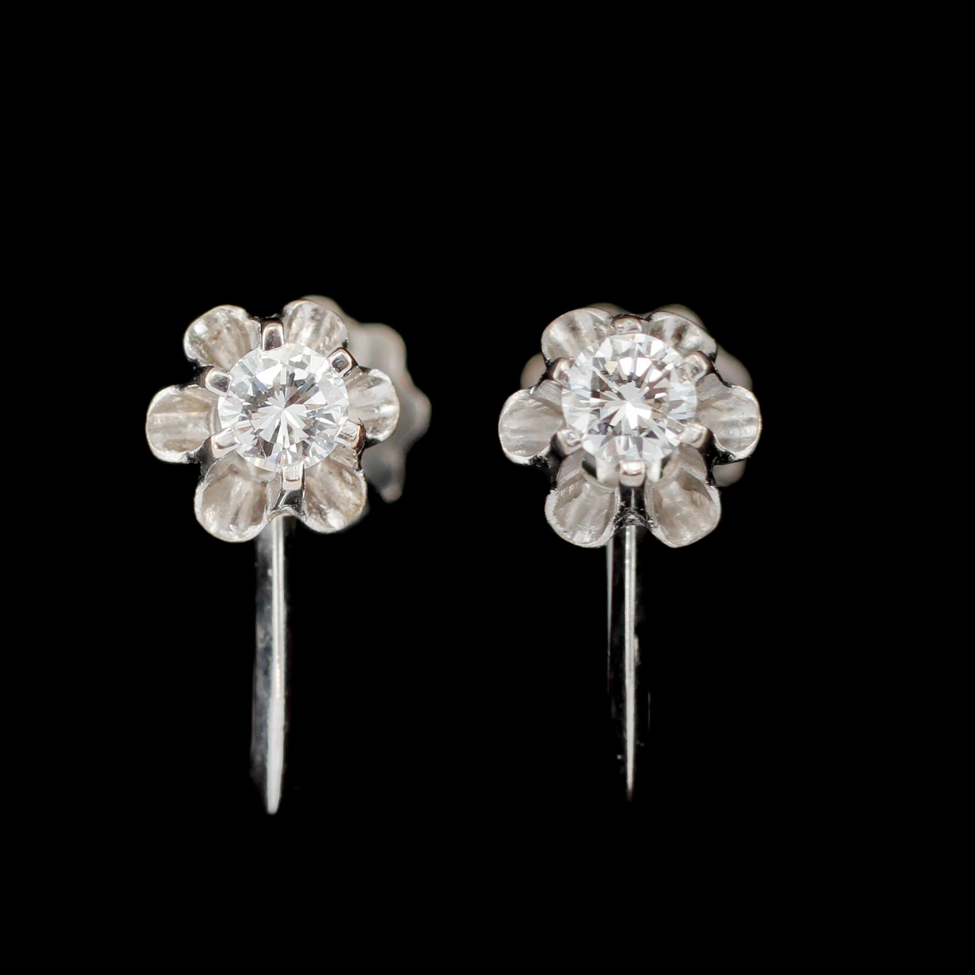 ÖRHÄNGEN, ett par, 18k vitguld, med vardera en briljantslipad diamant, tot 0.4 ct, 1900-talets tredje kvartal. Vikt 2 g.