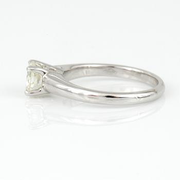 RING, enstenring, 18K vitguld med briljantslipad diamant, 0,90 ct. Vikt 4,14 g.
