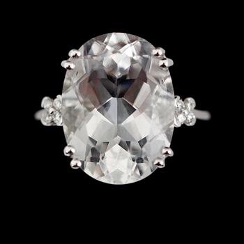 RING, 14 k vitguld, oval fasettslipad kvarts och 10 briljantslipade diamanter totalt ca 0.05 ct.