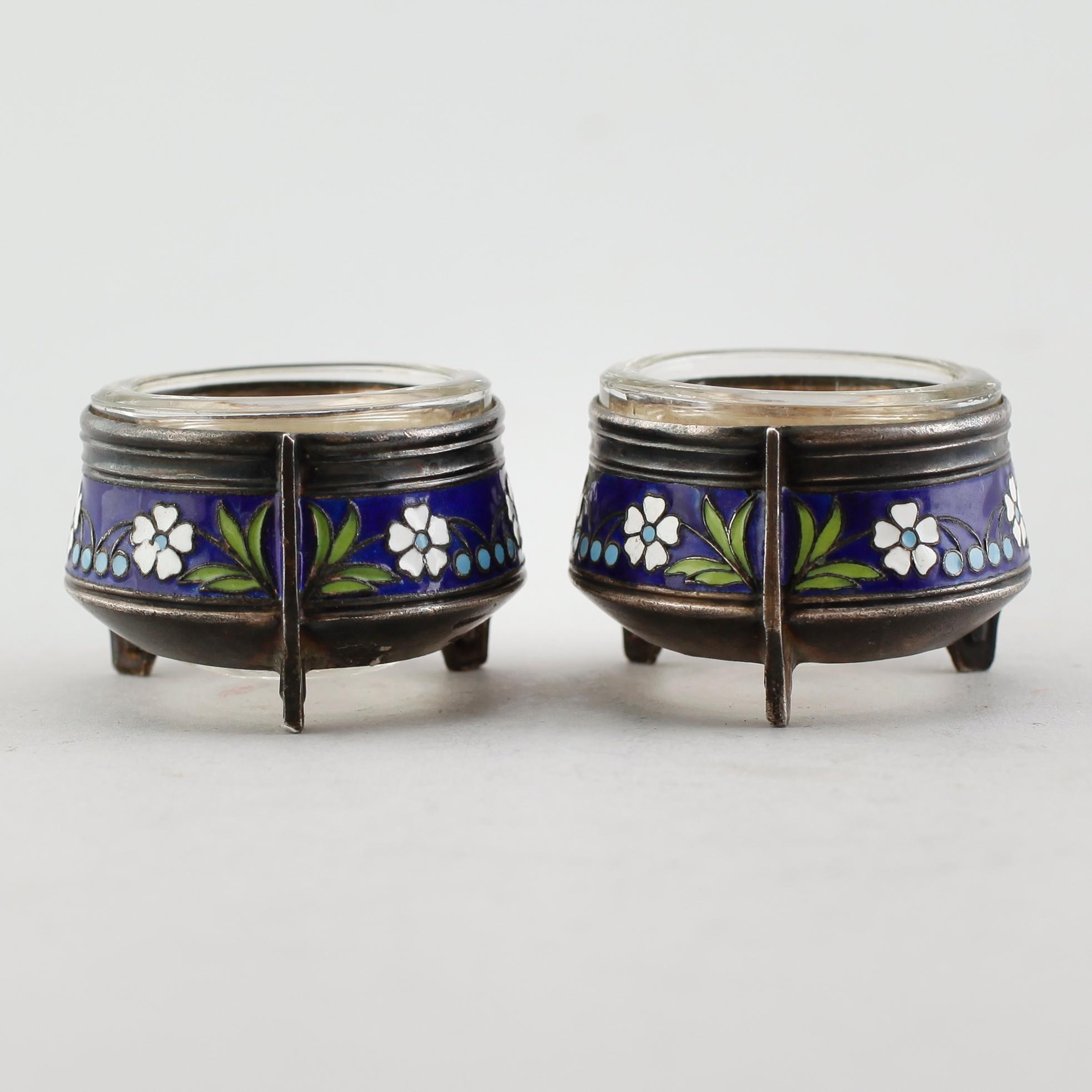 SALTKAR, 1 par, vitmetall och emalj, sannolikt Ryssland, omkring år 1900.