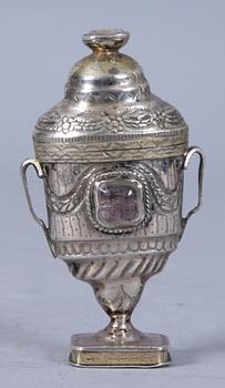 LUKTDOSA, silver, möjligen Danmark, 1800-tal. Otydliga stämplar. 47 gram.