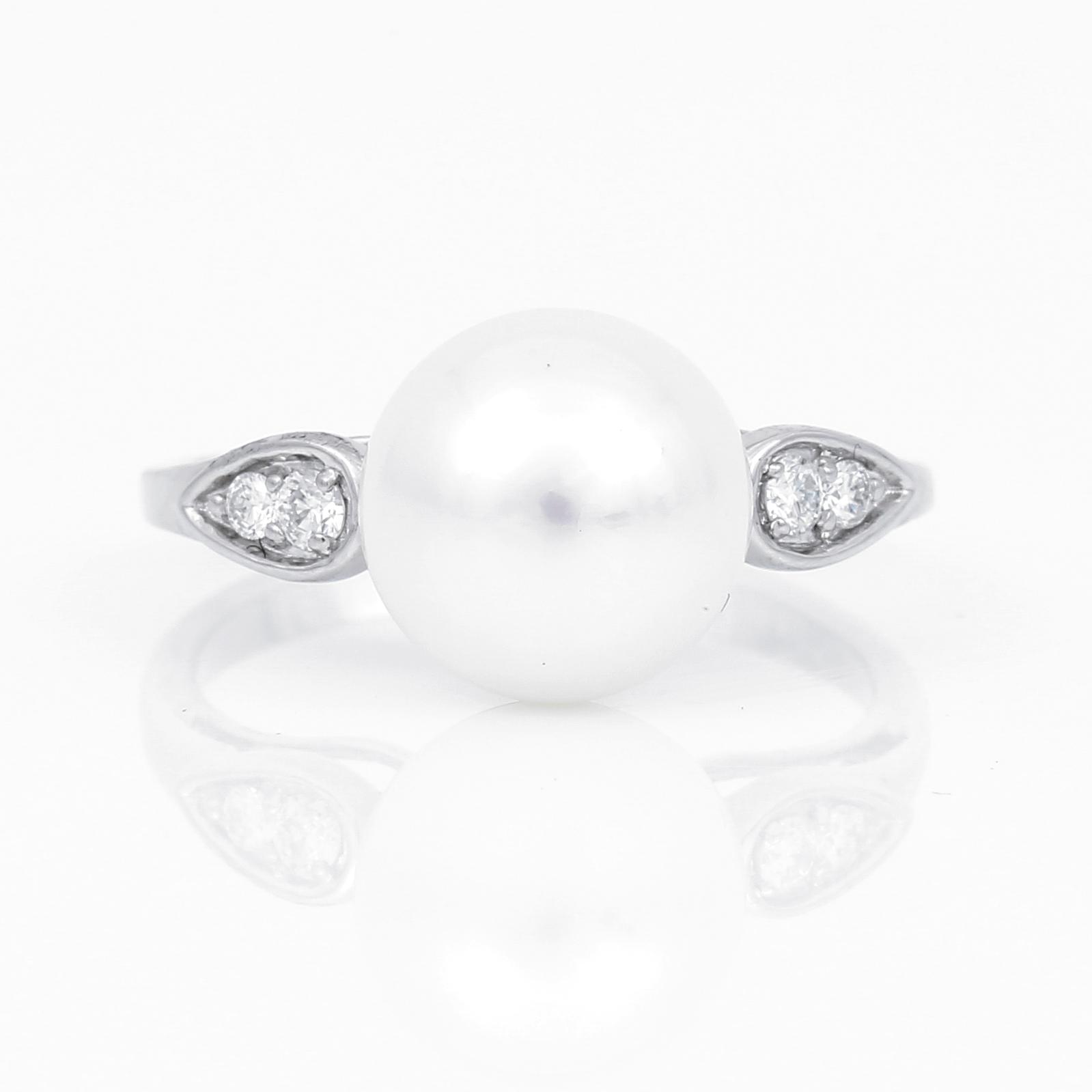 RING, 14K vitguld, med odlade pärla och små briljantslipade diamanter. Vikt ca 3,43 g.