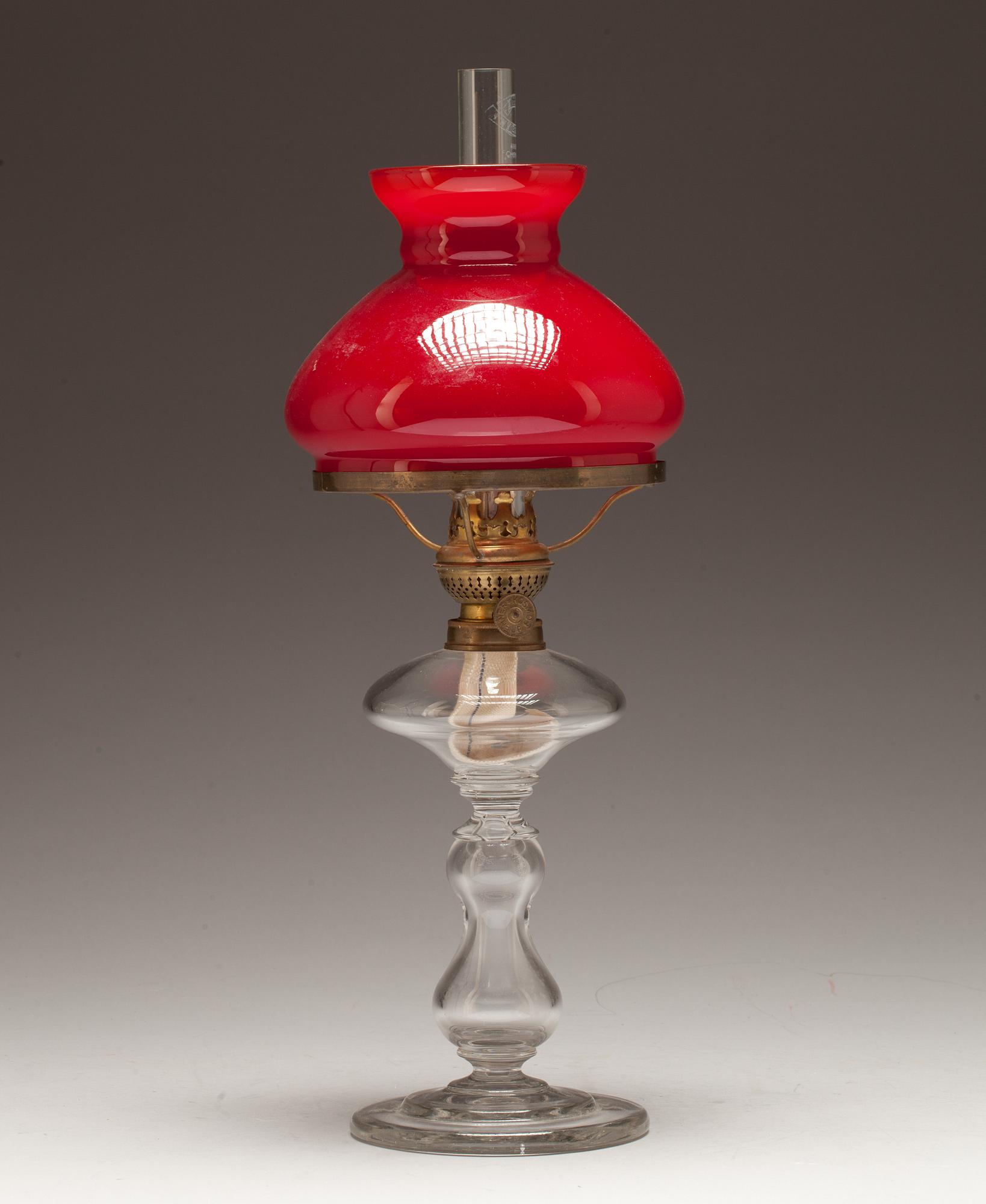 BORDSFOTOGENLAMPA, glas. Troligen 1800-talets andra hälft.