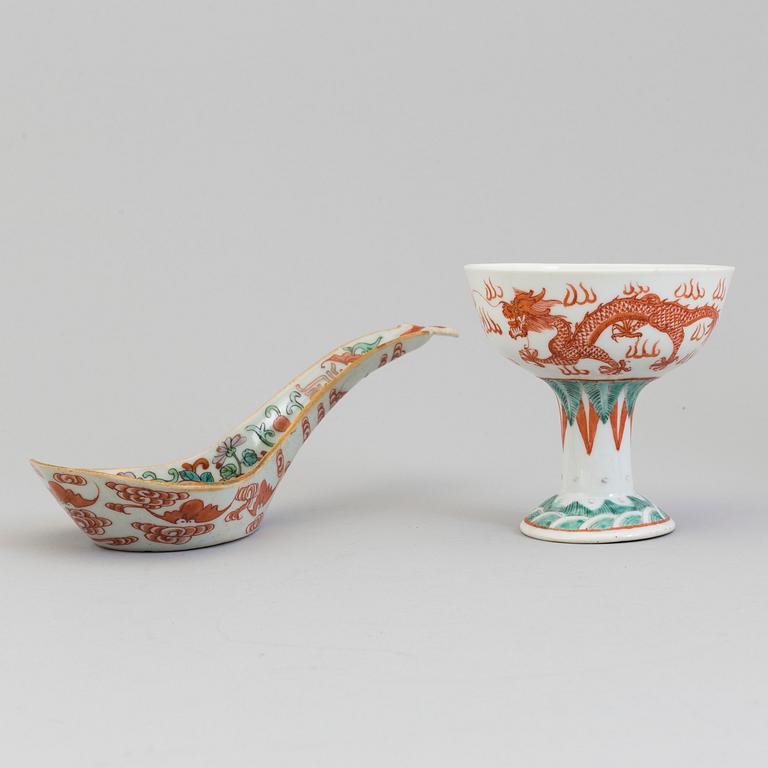A large porcelain spoon and footed bowl, Qing dynasty, late 19th century.