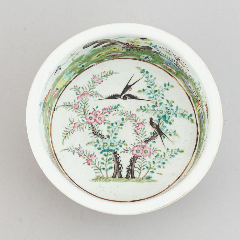 A famille rose basin, Qing dynasty, 19th century.