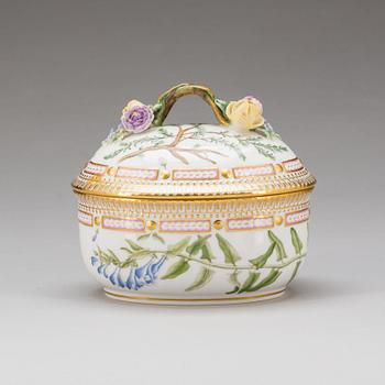 SKÅL MED LOCK, porslin, "Flora danica", Royal Copenhagen, modellnr 3582.