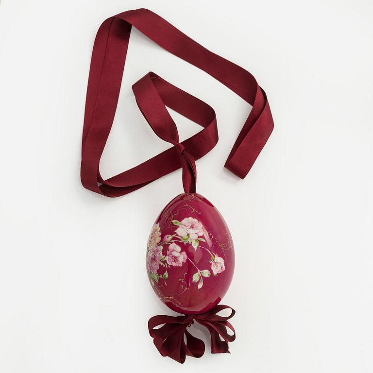 A Russian porcelain Easter egg from around the turn of the 20th Century.