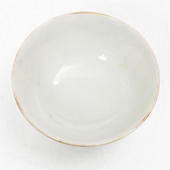 Skålar, två stycken samt skålfat, porslin, Kina, 1900-tal.