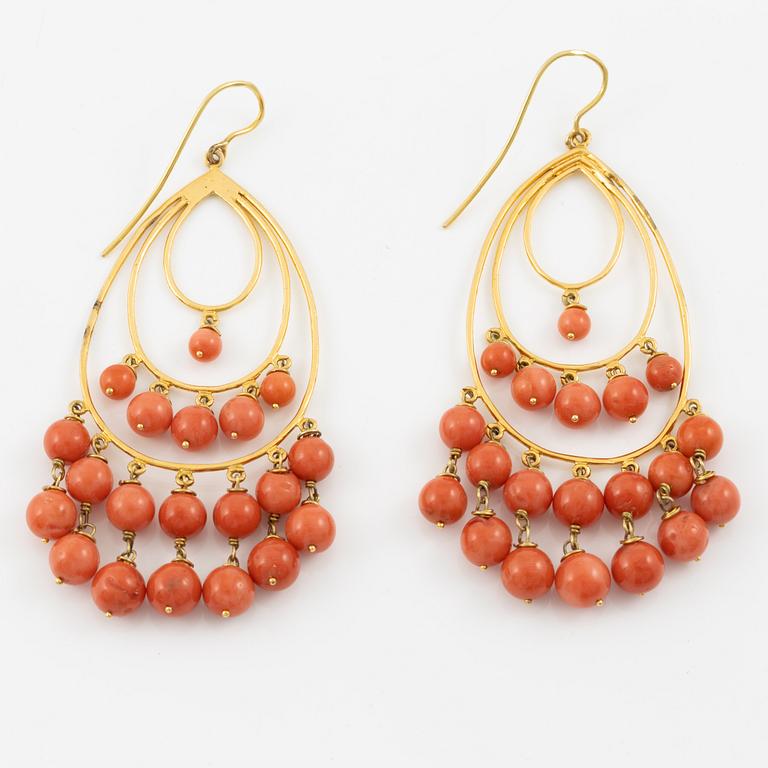 Earrings 14K gold with coral.