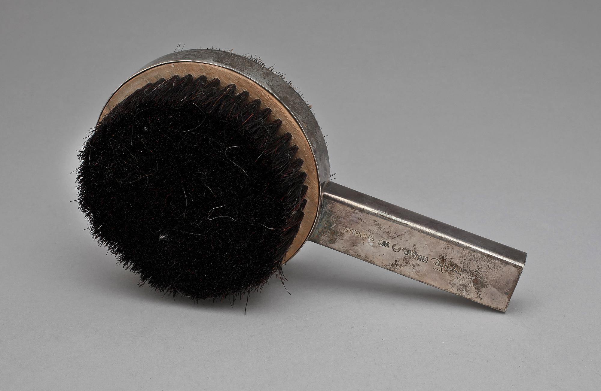 KLÄDBORSTE, sterlingsilver, Ray Urban, Stockholm, 1963. Tot vikt ca 369g.