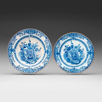 A set of two flat and two deep armorial dishes, Qing dynasty, Qianlong (1736-95).