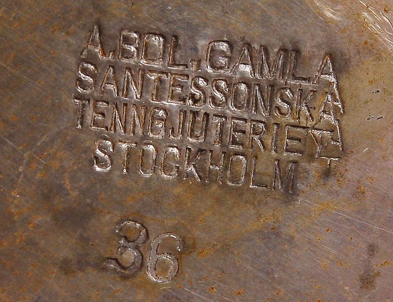 DRYCKESKANNA SAMT BÄGARE, 2 st, tenn, nyrenässans, Santessonska tenngjuteriet Stockholm, tidigt 1900-tal.