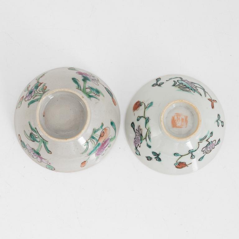 A Chinese porcelain vase, three bowls and a censer with cover, late Qing dynasty / early 20th century.