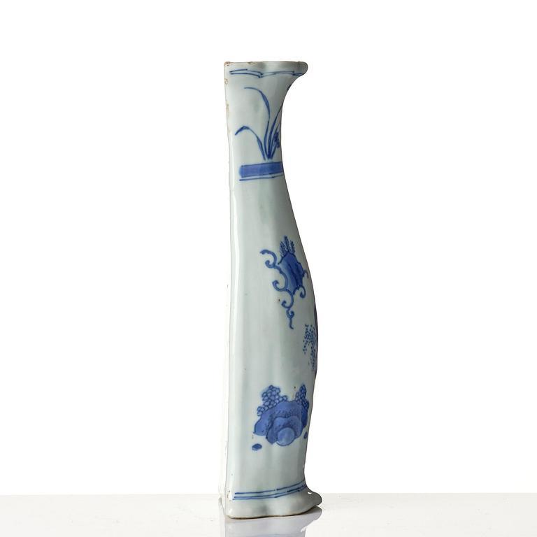A blue and white pear shaped wall vase, Transition, 17th century.