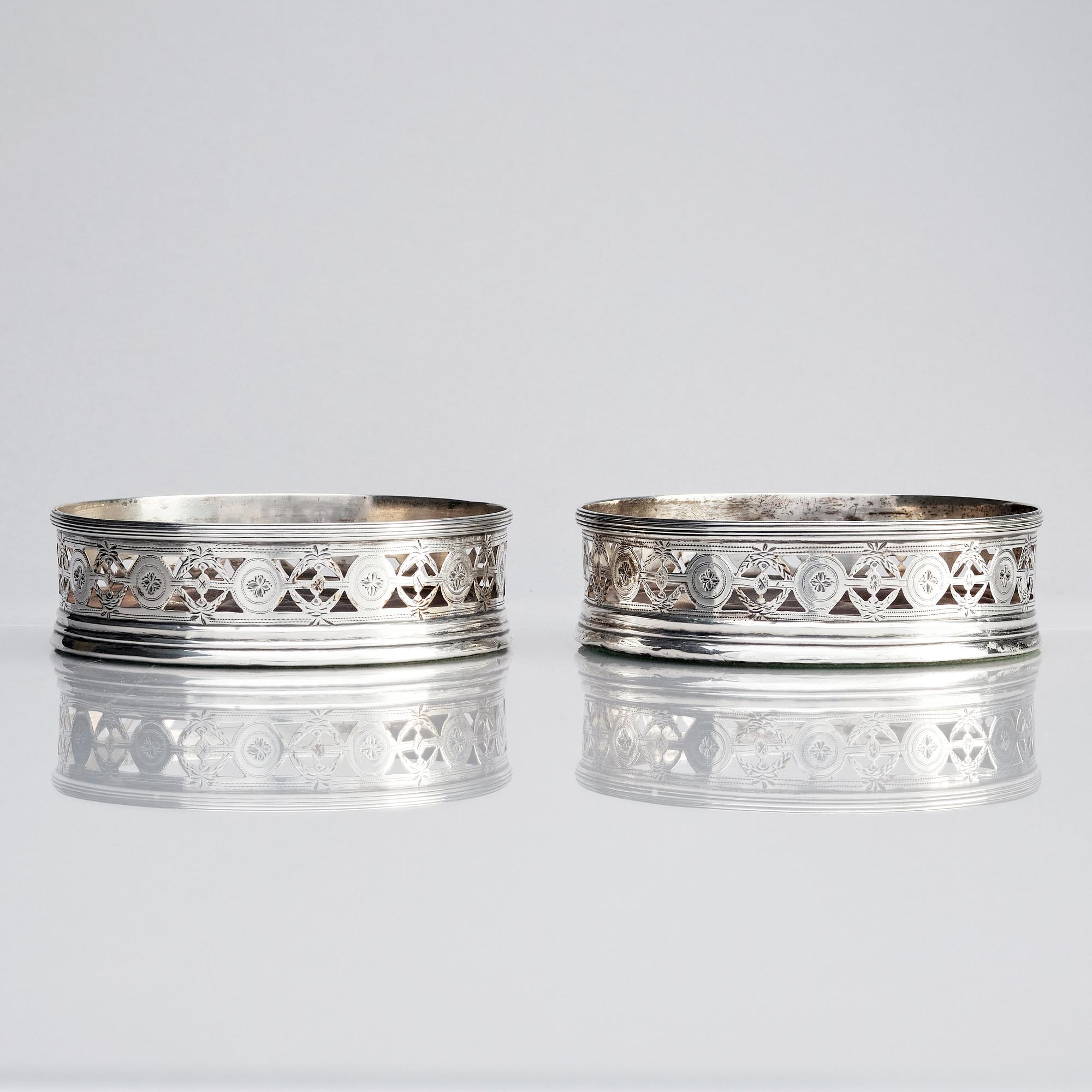 John Robertson & David Darling, coasters, ett par, silver, Newcastle 1795.