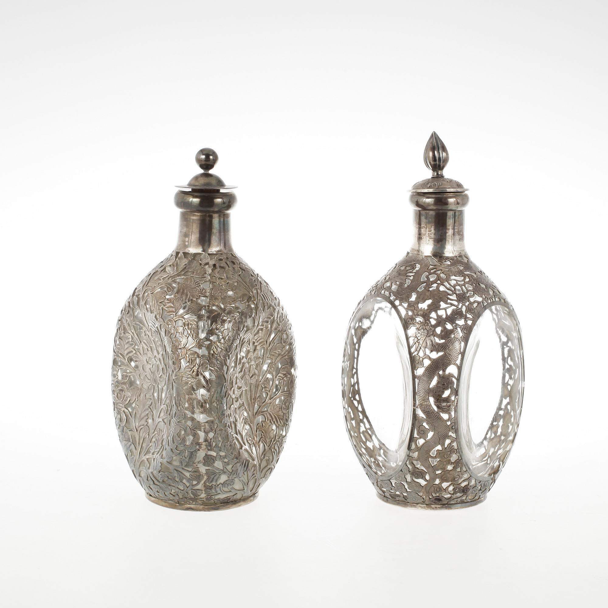 FLASKOR, 2 st, glas och silver, Kina, 1900-tal.