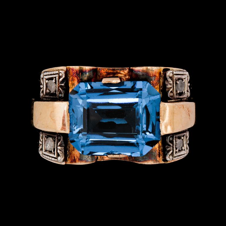 RING, 18K guld med syntetiska fasettslipade stenar, utländska stämplar. Vikt 7,1 g.