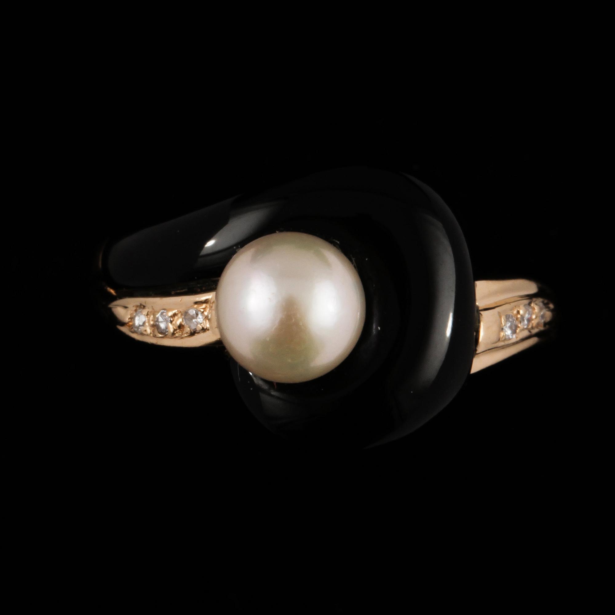 RING, 14k guld med odlad pärla, 6 briljantslipade diamanter samt onyx. Vikt 4 g.
