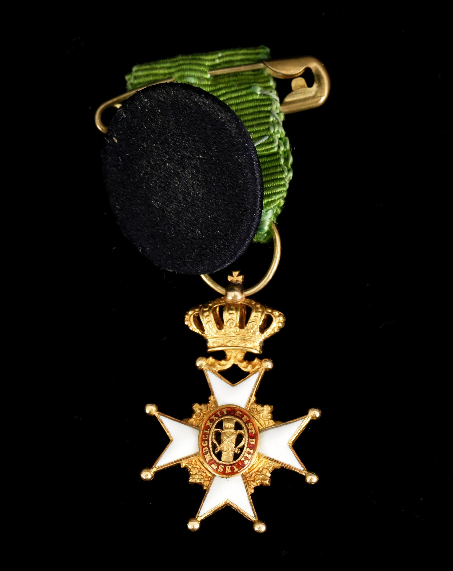 KUNGLIGA VASAORDENS RIDDARTECKEN I MINIATYR, förfylld- samt emaljerad metall, 1900-tal.