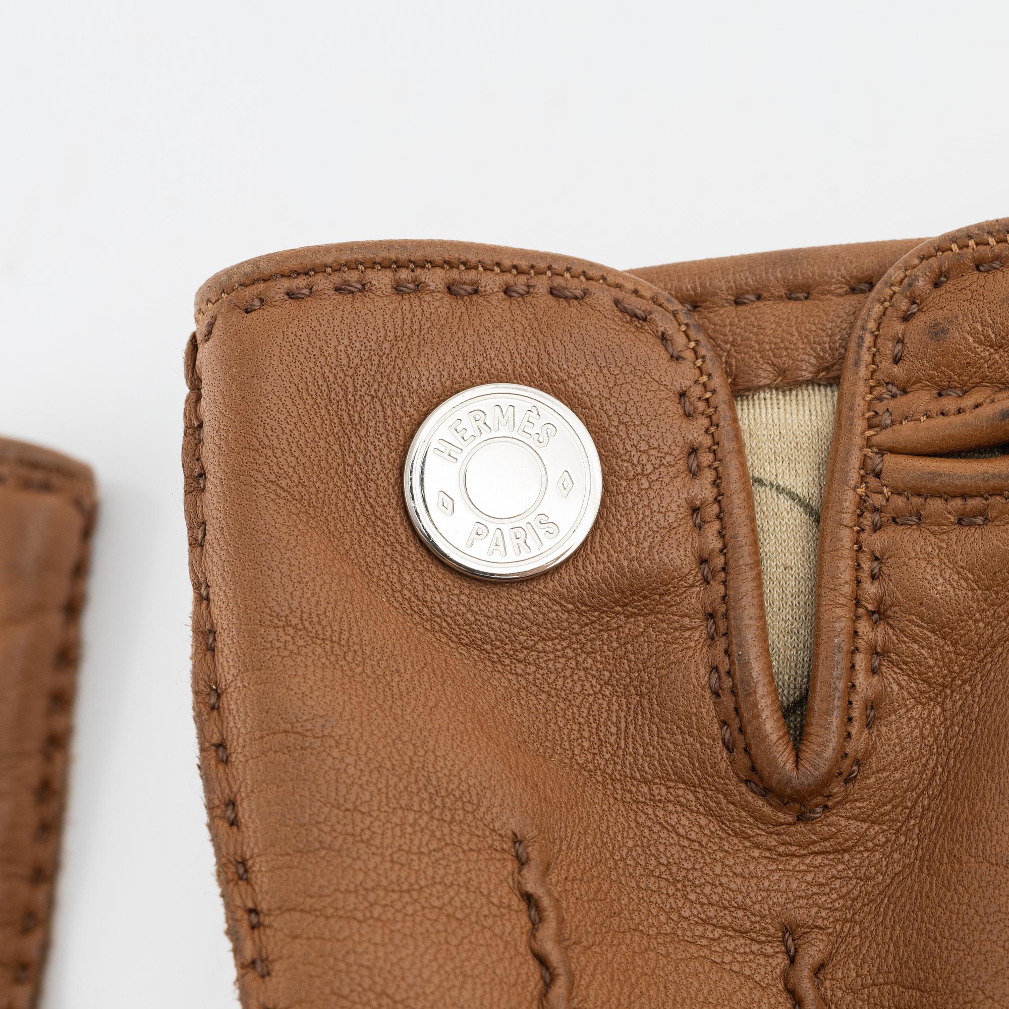 Hermès, a pair of lambs leather gloves, French size 7.5.