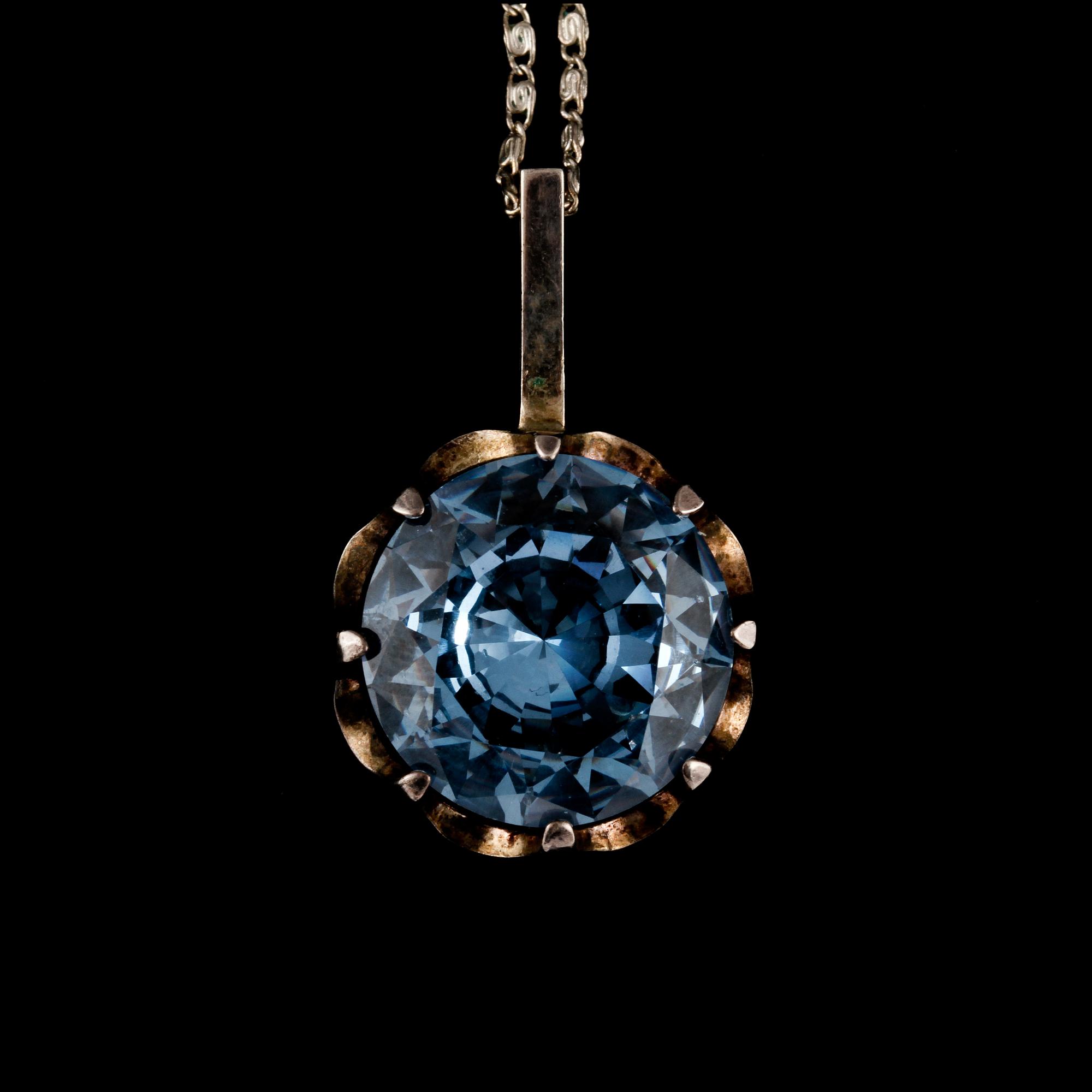 HÄNGE SAMT RING, silver med fasettslipad syntetisk spinell, Bengt Hallberg, Köping, 1975. Vikt 18 g.