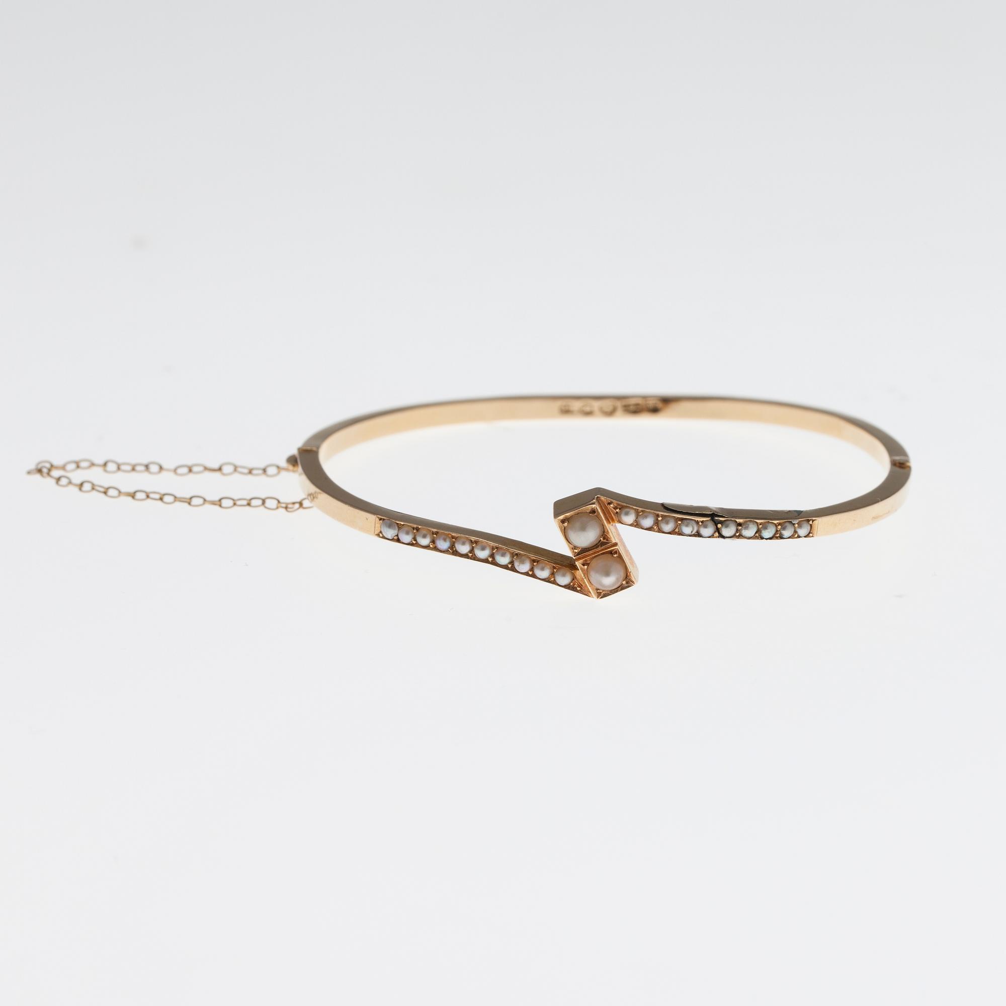 ARMRING, 18K guld, pärlor. Möjligen John Petterson Stockholm 1914. Vikt 7,4 g.