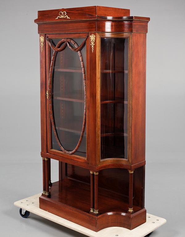 VITRINSKÅP, Christ & Quarack, Eisenbach, Tyskland, omkring 1900.