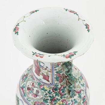 Golvvas, porslin. Qingdynastin 1800-tal.
